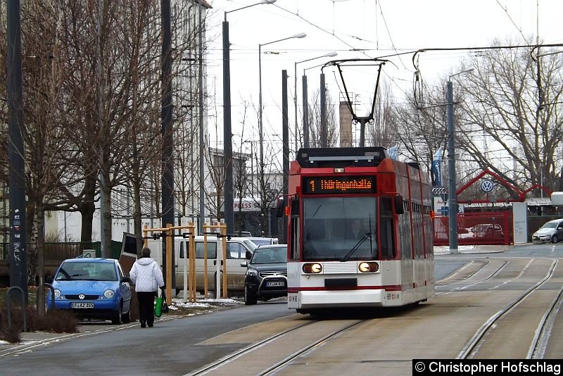 Bild: TW 605 als Linie 1 in Richtung Thüringenhalle in der Vollbrachstraße.