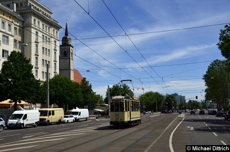 Der historische Triebwagen 124 in der Ernst-Reuter-Allee kurz hinter der Weiche zur Hartstraße.
Dazu hat der Triebwagen hier gewendet.
Im Hintergrund ist die Johanneskirche zu sehen. Bild: Der historische Triebwagen 124 in der Ernst-Reuter-Allee kurz hinter der Weiche zur Hartstraße.
Dazu hat der Triebwagen hier gewendet.
Im Hintergrund ist die Johanneskirche zu sehen.