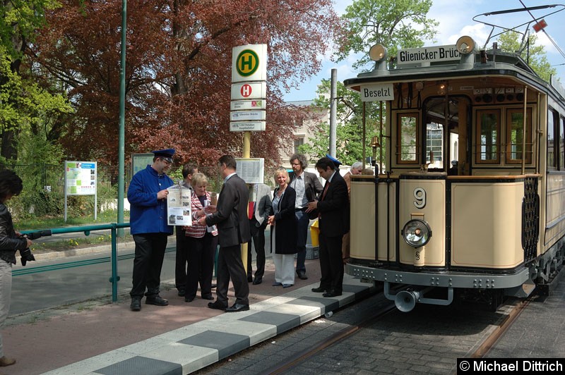 Bild: Wagen 9 an der Haltestelle Glienicker Brücke.