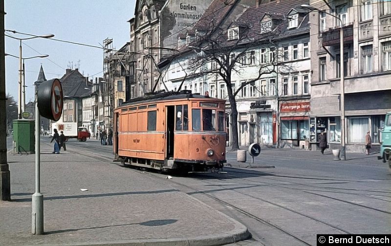 Bild: Auch als Arbeitsfahrzeuge waren einige Vorkriegswagen im Einsatz. 
Hier biegt ATw 9 vom Domplatz in die Marktstraße ein. 
Leider konnte ich nicht herausfinden, welche Ursprungsnummer dieser Triebwagen aufwies.