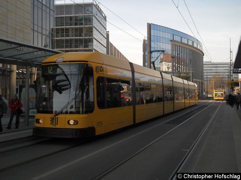 Bild: Auf der Linie 12 an der Haltestelle Prager Straße.