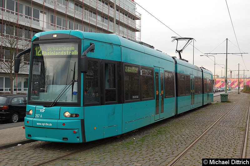267 als Linie 12 an der Haltestelle Hugo-Junkers-Str./Schleife.
