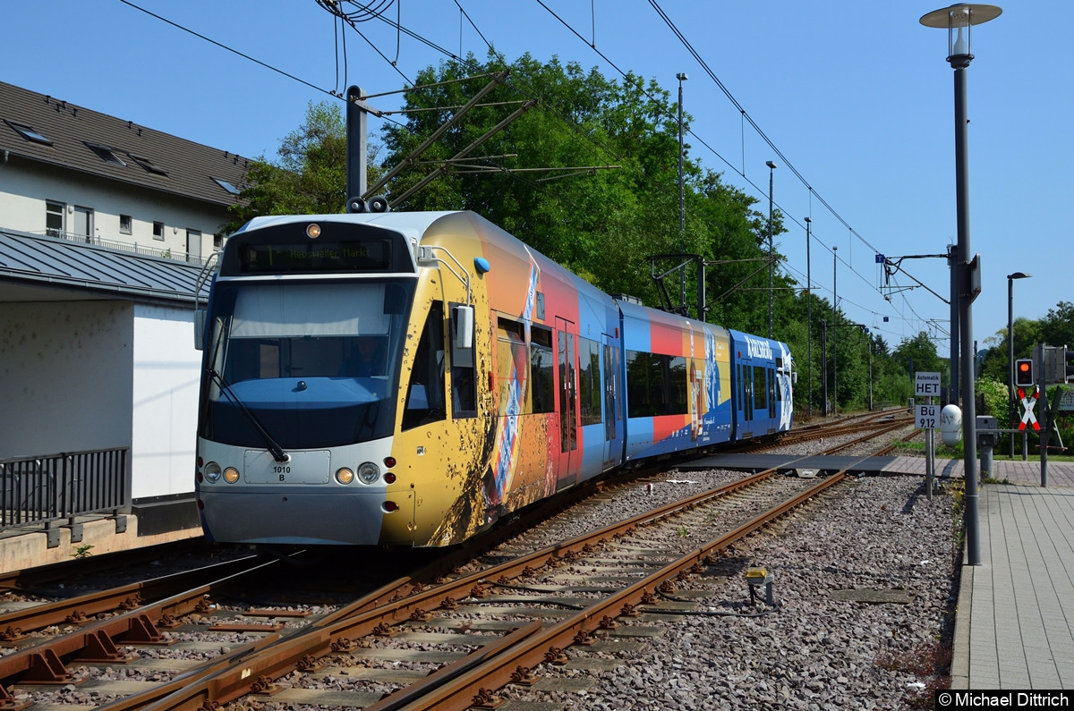 Bild: 1010 auf dem Weg zu seiner Abfahrtshaltestelle in Heusweiler Markt.
Rechts im Bild das Streckengleis aus Lebach.