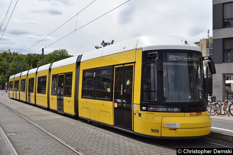 Bild: TW 9009 als M10 in Richtung Hauptbahnhof, beim Fahrgastwechsel an der Haltestelle S-Nordbahnhof.