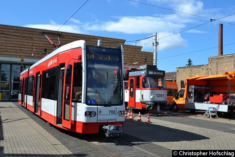 TW 702 steht auch für die Gäste des ToT vor der Straßenbahnwerkstatt des Betriebshofes Freiimfelder Straße. Bild: TW 702 steht auch für die Gäste des ToT vor der Straßenbahnwerkstatt des Betriebshofes Freiimfelder Straße.
