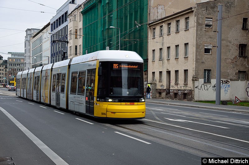 Bild: 8006 als Linie M5 kurz hinter der Haltestelle Invalidenpark.