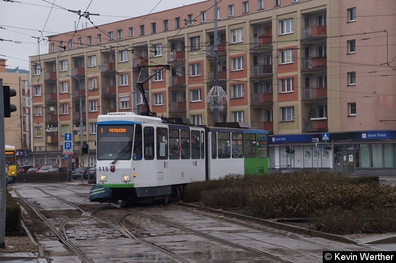 Bild: KT4Dt TW 115 als Linie 1 nach POTULICKA, verließ die Haltestelle Plac Żołnierza Polskiego.