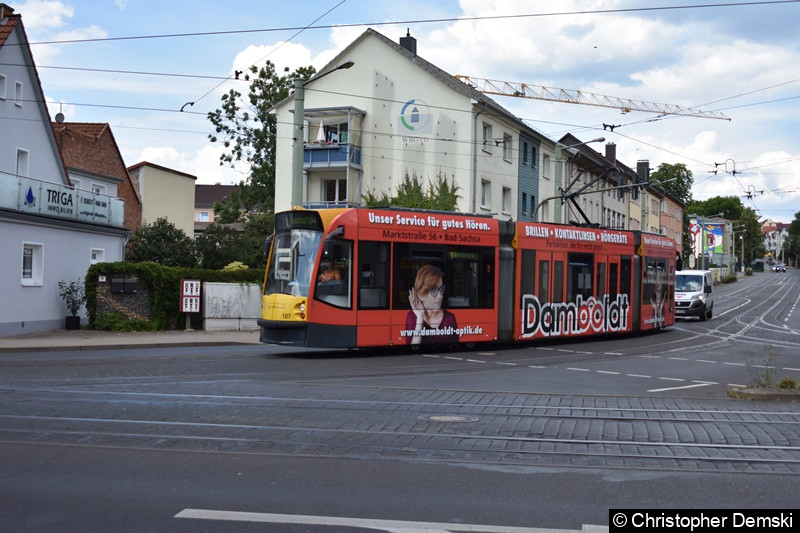 Bild: Combino Advanced TW 107 als Linie 1 zwischen den Haltestellen Stolberger Straße und Theaterplatz.