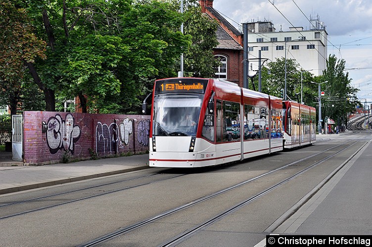 TW 720+706 als Linie 1 in der Magdeburger Allee kurz vor der Haltestelle Ilversgehofner Platz. Diese Classic Traktion fuhr wegen den Fußballspiel RWE gegen BVB als Linie 1 bis Thüringenhalle und ab Thüringenhalle wieder als Linie 5 zum Zoopark zurück. Bild: TW 720+706 als Linie 1 in der Magdeburger Allee kurz vor der Haltestelle Ilversgehofner Platz. Diese Classic Traktion fuhr wegen den Fußballspiel RWE gegen BVB als Linie 1 bis Thüringenhalle und ab Thüringenhalle wieder als Linie 5 zum Zoopark zurück.