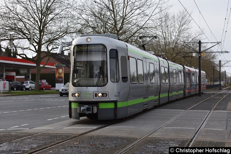 Bild: TW 2501 als Linie 10 bei der Einfahrt in die Endstelle Ahlem