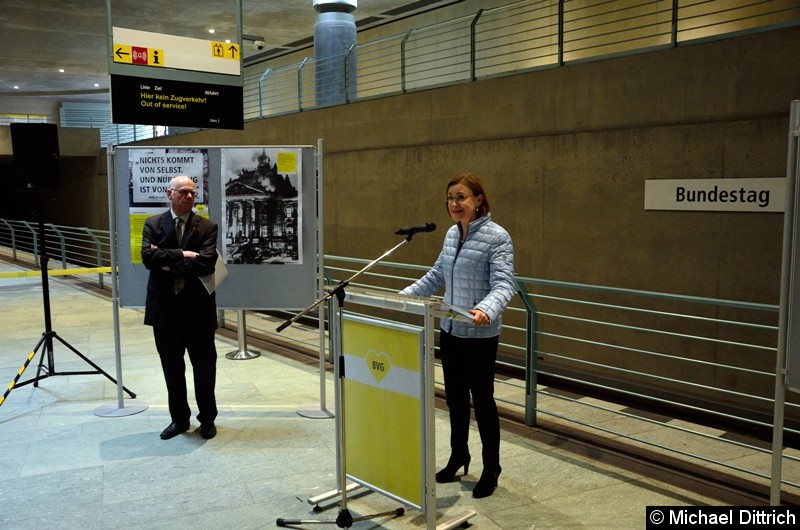 Frau Dr. Evelyn Sigrid Nikutta, Vorstandsvorsitzende der BVG, bei der Ansprache im U-Bahnhof Bundestag. Bild: Frau Dr. Evelyn Sigrid Nikutta, Vorstandsvorsitzende der BVG, bei der Ansprache im U-Bahnhof Bundestag.