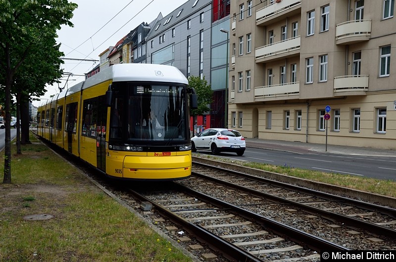 Bild: Wagen 9035 kommt von der Ausstellung 150 Jahre Berlin und ist kurz vor der Haltestelle Landsbeger Allee/Petersburger Str.