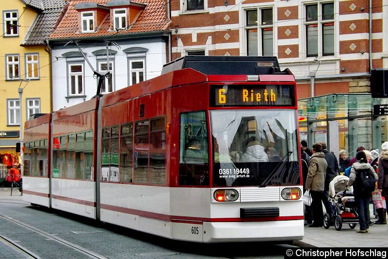 Bild: TW 605 als Linie 6 am Anger beim Fahrgastwechsel.