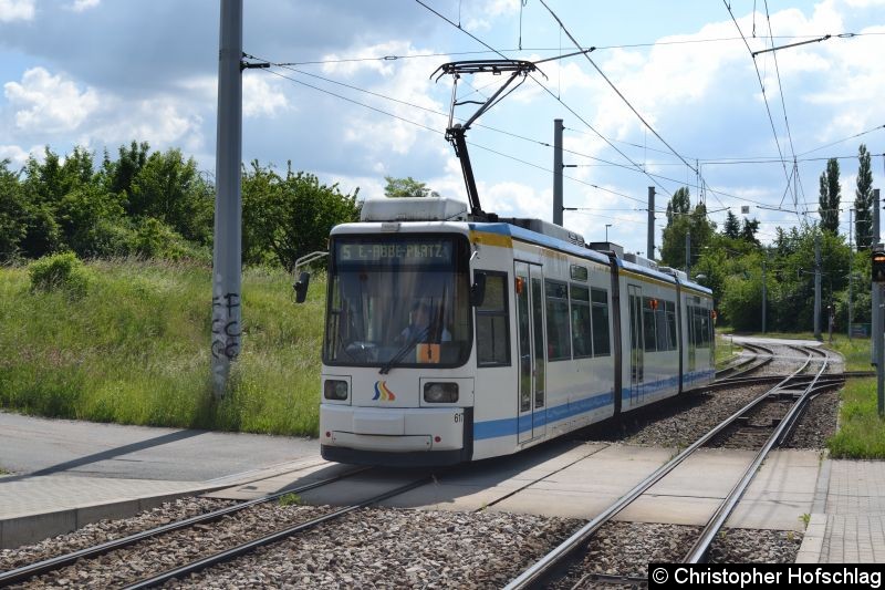 Bild: TW 617 bei der Einfahrt in die Haltestelle Sparkassen-Arena.