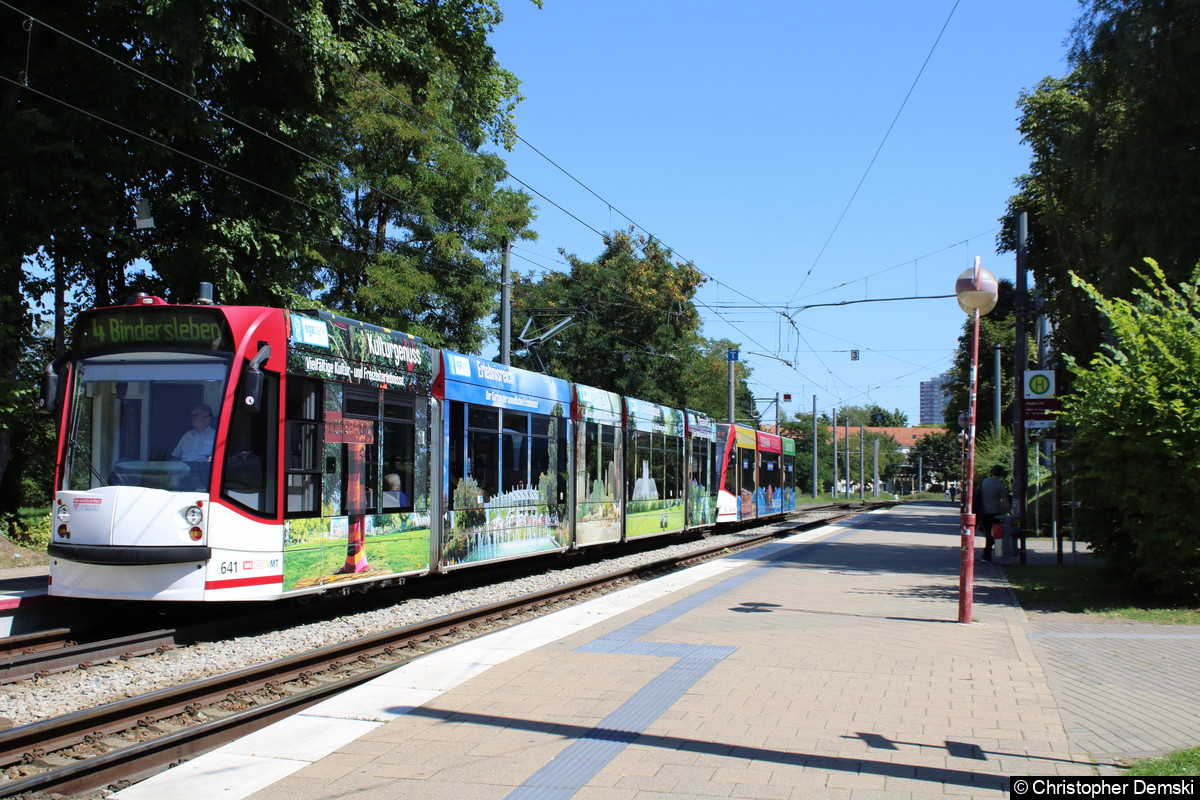 Tw 641+715 als Linie 4 an der Haltestelle Stadion Ost.