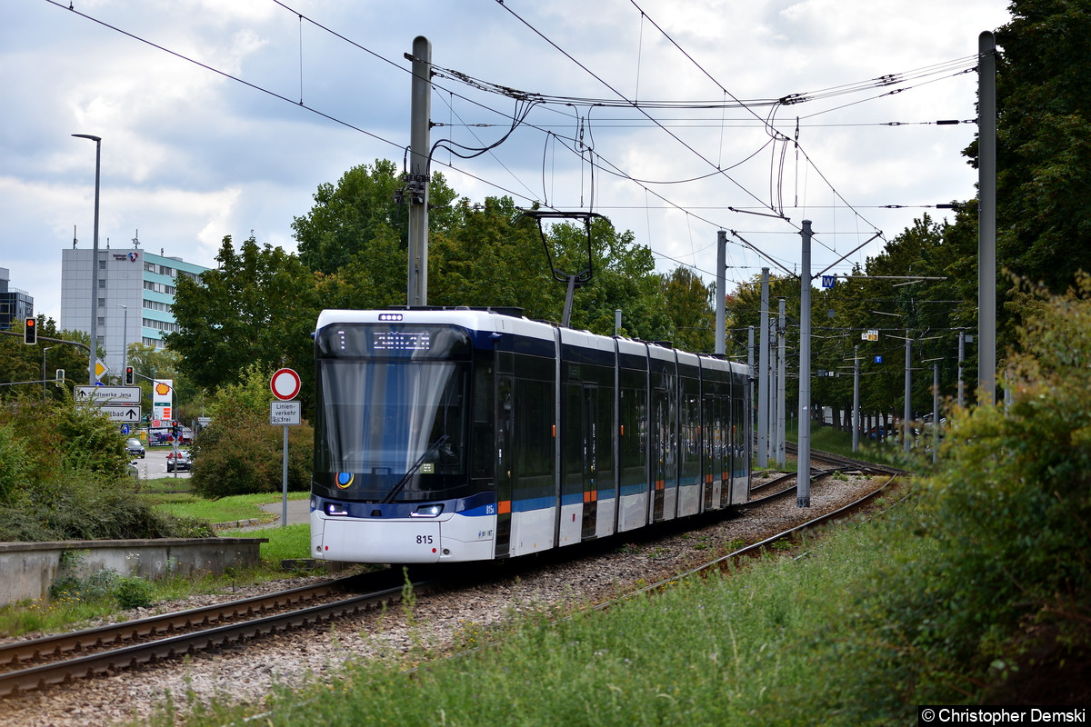 TW 815 als Linie 1 nach Zwätzen bei der Einfahrt in die Haltestelle Enver-Şimşek-Straße.