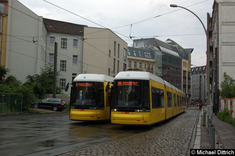 Bild: 8008 + 8003 als Linie M5 in der Großen Präsidentenstr.