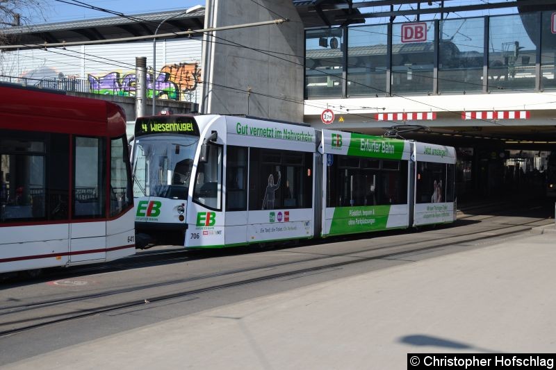 TW 706 als zweiter Wagen einer Combino-Traktion, als Linie 4 am Stadtparkkopf/Hauptbahnhof. Bild: TW 706 als zweiter Wagen einer Combino-Traktion, als Linie 4 am Stadtparkkopf/Hauptbahnhof.