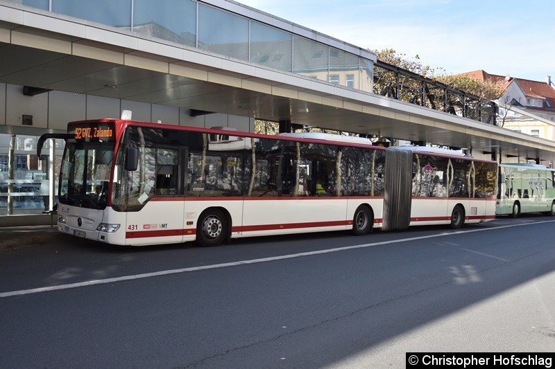 Wagen 431, als Linie 52 in Richtung GVZ,Zalando, wartet auf seine Abfahrt am Busbahnhof.