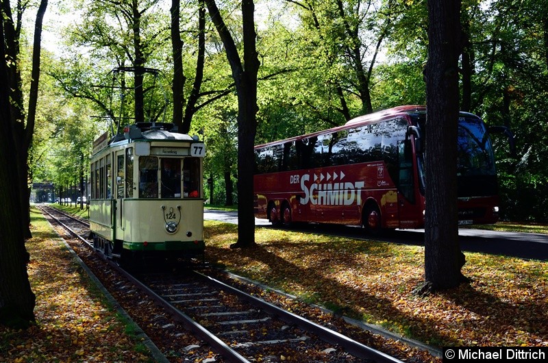 Hier ist der Wagen 124 auf dem Weg zum Herrenkrug.
Der auf dem Bild zu sehende Reisebus fuhr neben dem Wagen her. Bild: Hier ist der Wagen 124 auf dem Weg zum Herrenkrug.
Der auf dem Bild zu sehende Reisebus fuhr neben dem Wagen her.