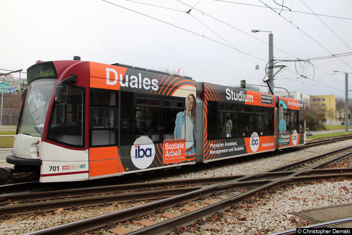 Bild: TW 701 als zweiter Wagen einer Combino-Traktion an der Haltestelle Klinikum.
