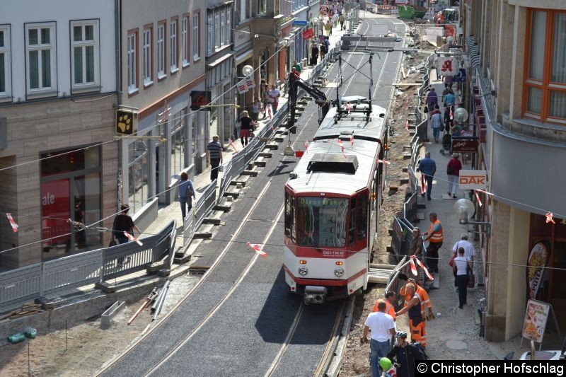 TW 405 steht in der Schlösserstraße und fährt rückwärts zurück zum Domplatz. Bild: TW 405 steht in der Schlösserstraße und fährt rückwärts zurück zum Domplatz.