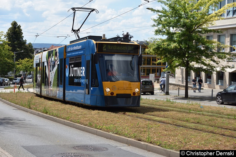 Bild: Combino Basic TW 102 als Linie 2 zwischen den Haltestellen Nordbrand und Rathaus/Kornmarkt.