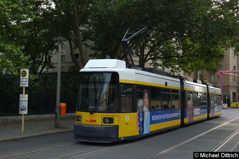 1085 als Linie M1 an der Endstelle Am Kupfergraben mit Fahrtziel: Bild: 1085 als Linie M1 an der Endstelle Am Kupfergraben mit Fahrtziel: