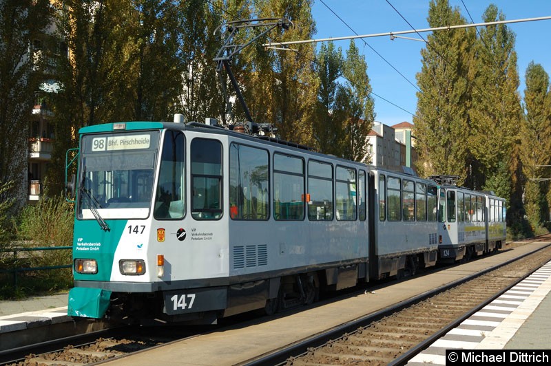 Bild: 147+124 als Linie 98 an der Haltestelle Marie-Juchacz-Str.