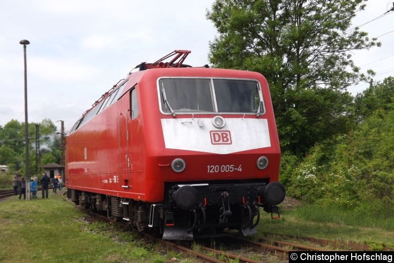 Bild: 120 005 auf dem Bw-Gelände Weimar.