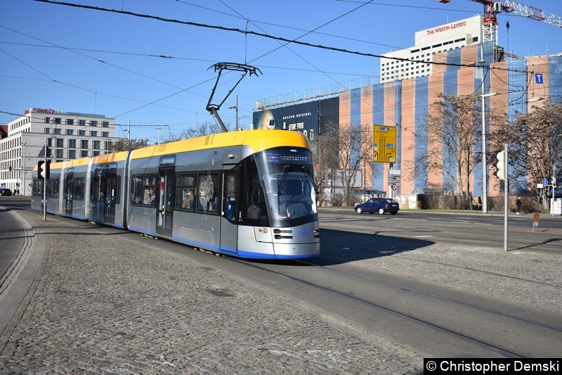 Bild: TW 1015 als Linie 4 kurz vor der Haltestelle Hauptbahnhof.