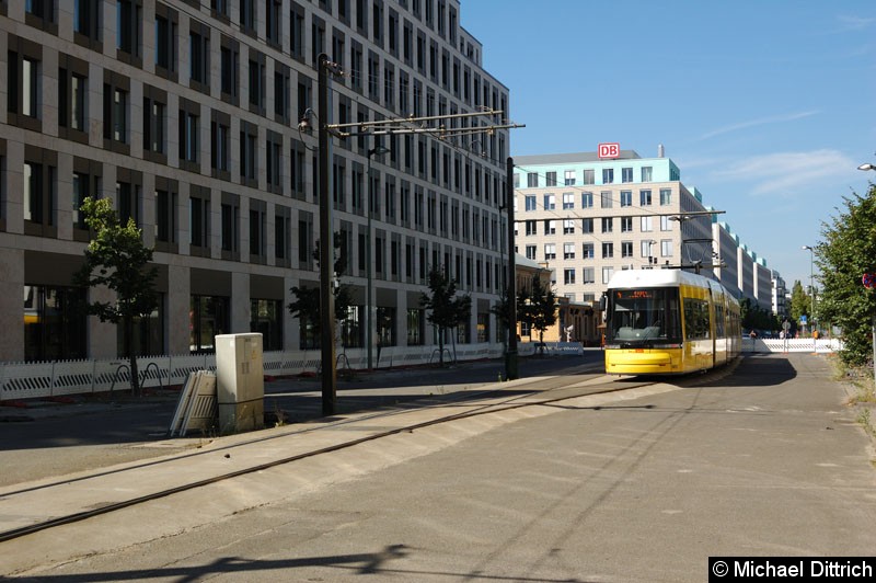 8013 als Linie M4 in der Wendestelle Nordbahnhof. Die M4 wurde wegen einer Demo hierher umgeleitet. Bild: 8013 als Linie M4 in der Wendestelle Nordbahnhof. Die M4 wurde wegen einer Demo hierher umgeleitet.
