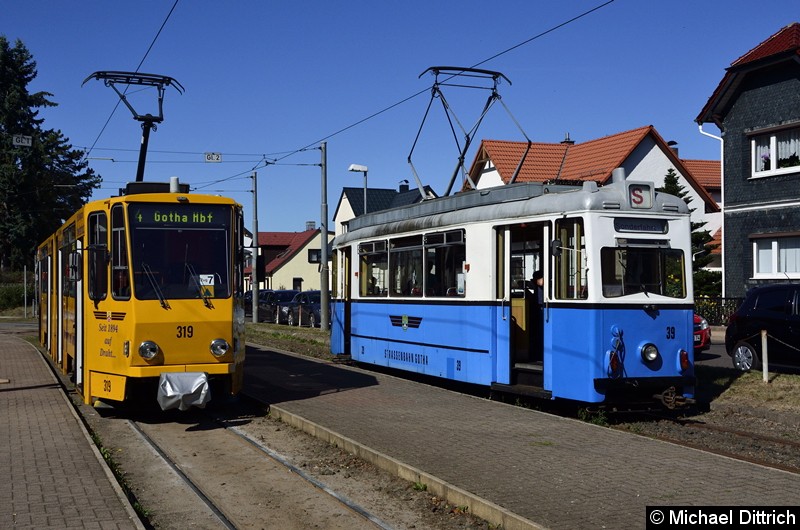 In Bad Tabarz stellte sich dann Wagen 39 neben den Wagen 319.
Das grüne Dreieck in der Front des 319 bedeutet, dass ihm ein zweiter Wagen in die Eingleisigkeit folgt. Bild: In Bad Tabarz stellte sich dann Wagen 39 neben den Wagen 319.
Das grüne Dreieck in der Front des 319 bedeutet, dass ihm ein zweiter Wagen in die Eingleisigkeit folgt.