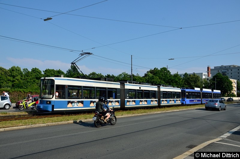Bild: Eine Doppeltraktion R2.2 (2107 + 2143) erreicht die Wendeschleife U Scheidtplatz.