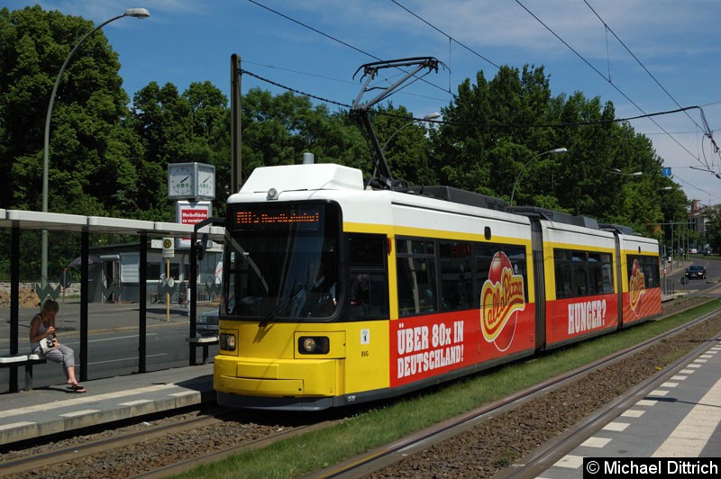 Bild: 1519 als Linie M8 an der Haltestelle Platz der Vereinten Nationen.