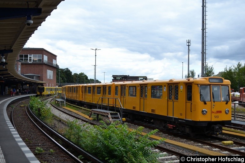 Bild: 513 an der Spitze des Zuges, abgestellt am Olympia-Stadion.