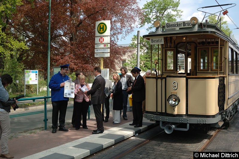 Bild: Wagen 9 an der Haltestelle Glienicker Brücke.