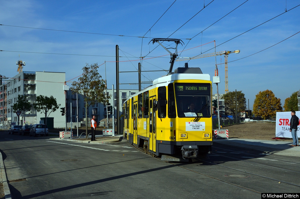Völlig überraschend kam der KT4Dm 6166 an der Karl-Ziegler-Straße aus der Neubaustrecke. Bild: Völlig überraschend kam der KT4Dm 6166 an der Karl-Ziegler-Straße aus der Neubaustrecke.