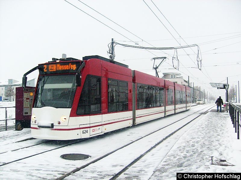 Bild: TW 624 auf der Linie 2 an der Haltestelle Wagenfeldstraße.