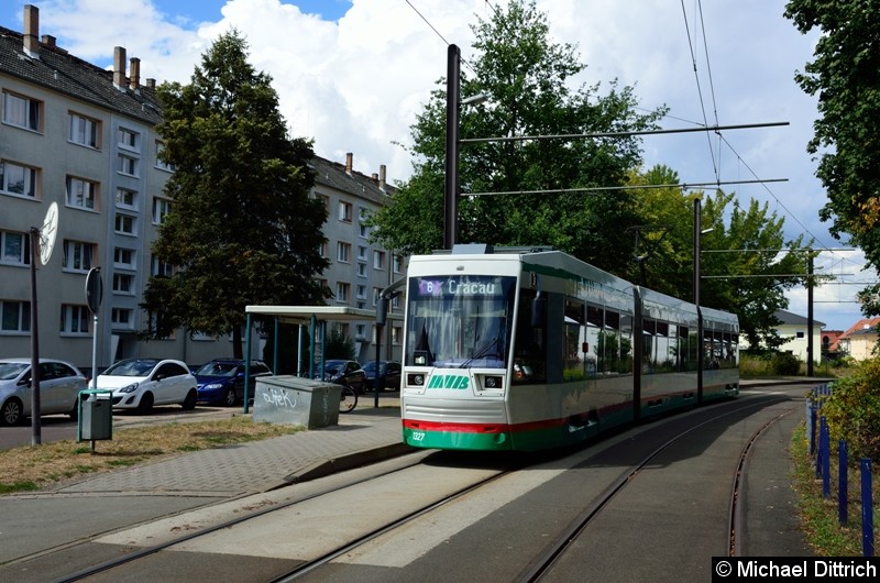 Bild: 1327 als Linie 6 an der Endstelle Cracau. Dieser Wagen ist bereits mit der neuen Anzeige ausgestattet.
