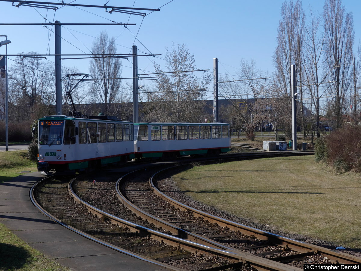 Bild: TW 1280+2144 als Linie 5 in der Gleisschleife Klinikum Olvenstedt.