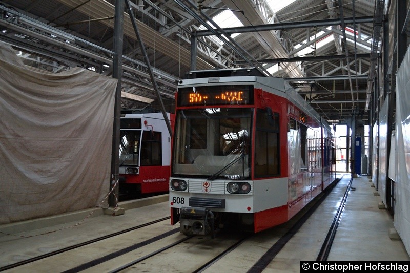 MGT6D 608 wurde in die Waschanlage des Betriebshofes gefahren, um dort die Gästen zu zeigen wie eine Straßenbahn gereinigt wird. Bild: MGT6D 608 wurde in die Waschanlage des Betriebshofes gefahren, um dort die Gästen zu zeigen wie eine Straßenbahn gereinigt wird.
