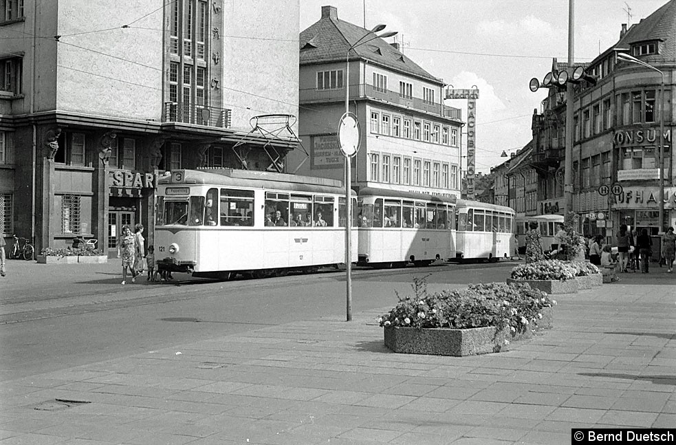 An der Haltestelle am Fischmarkt wartet der Dreiwagenzug mit Gotha-Tw 121, behängt mit zwei Reko-Beiwagen, auf die Weiterfahrt zum Pappelstieg (1974). Bild: An der Haltestelle am Fischmarkt wartet der Dreiwagenzug mit Gotha-Tw 121, behängt mit zwei Reko-Beiwagen, auf die Weiterfahrt zum Pappelstieg (1974).
