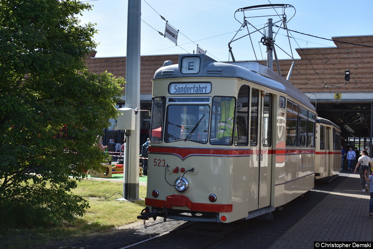 Tw 523 + Bw 328 auf dem Betriebshof Freiimelder Straße, beim Tag der offenen Tür.