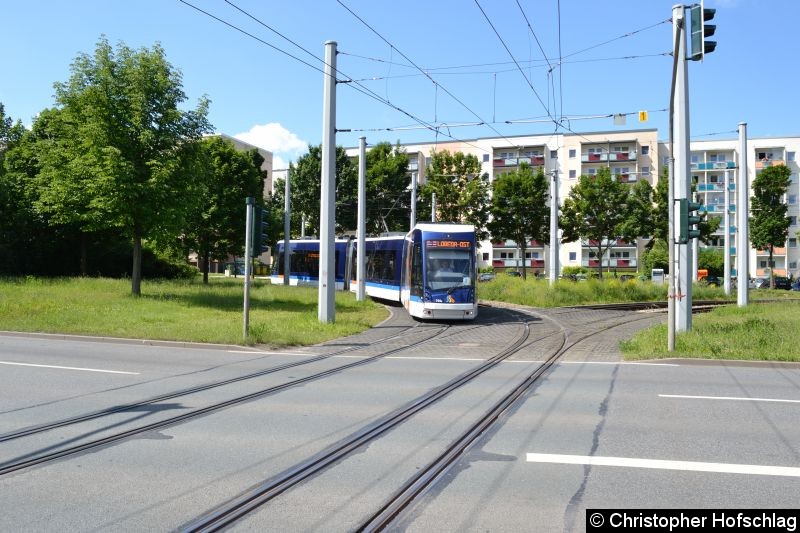 Bild: TW 705 vor der Kreuzung Lobedaer Straße.
