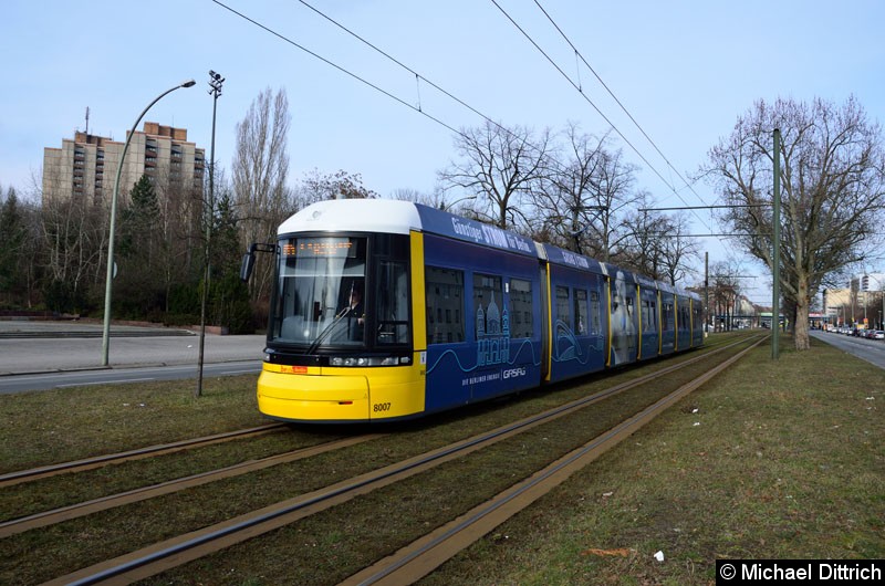 Bild: 8007 als Linie M4 kurz vor der Haltestelle Greifswalder Str./Danziger Str.