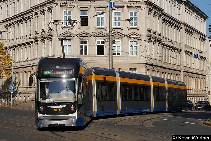 Bild: TW 1215 als Linie 3E nach Sommerfeld biegt von der Kohlgartenstr. in die Dresdner Straße ab .
