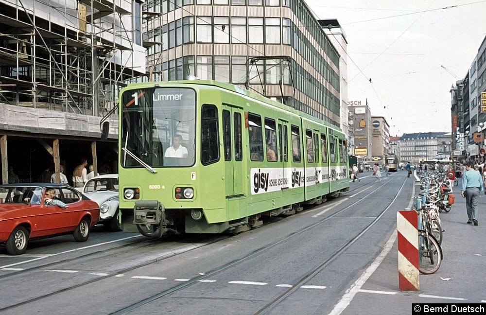 Bild: 1975 durften noch Autos und Straßenbahnen über die Georgstraße fahren, den Fußgängern blieb lediglich der rechte Teil zum Flanieren.
Tw 6003 fährt auf 