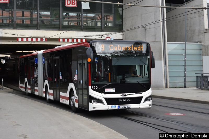 Wagen 522 als Linie 9 bei der Ausfahrt am Hauptbahnhof.