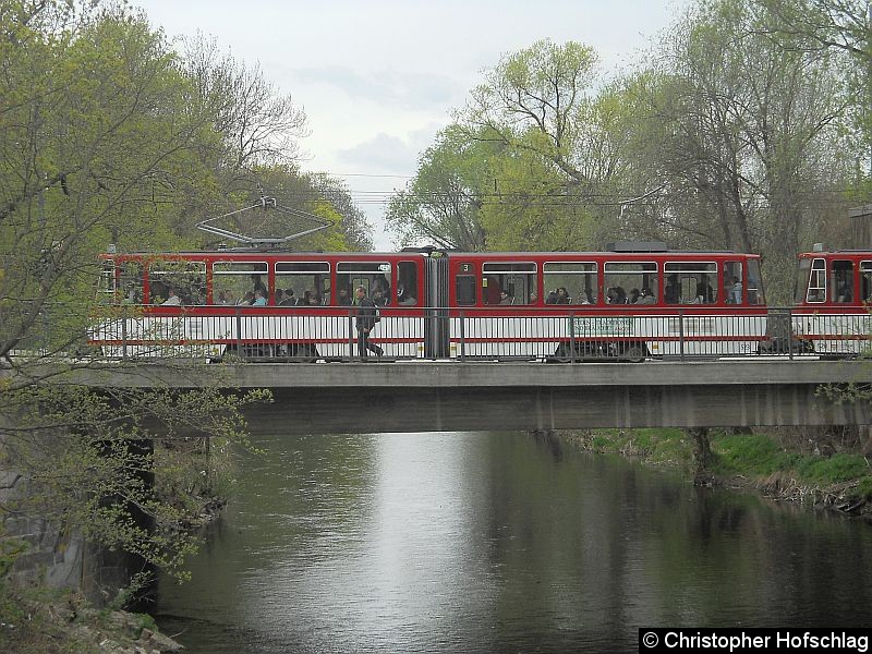 Bild: Eine Zweiertraktion auf der Linie 4 auf den Hauptbahnhofsbrücke.